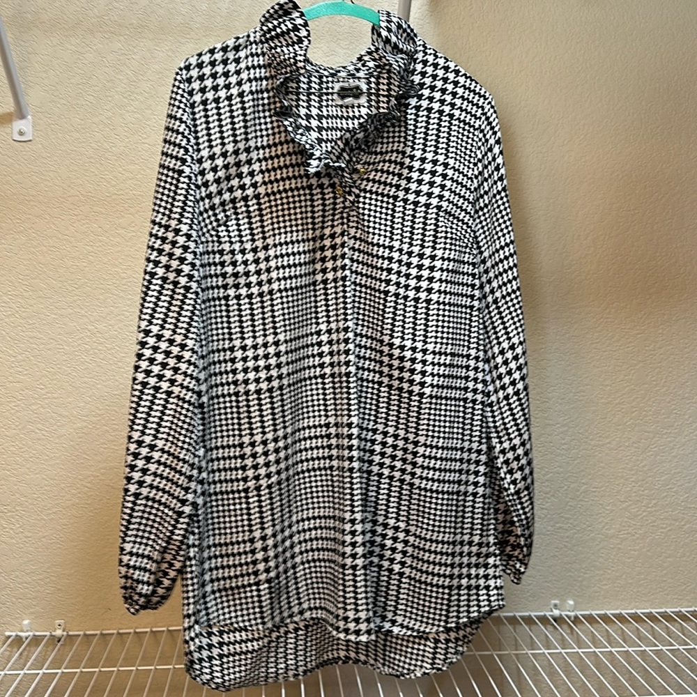 A mud pie blouse in the size medium